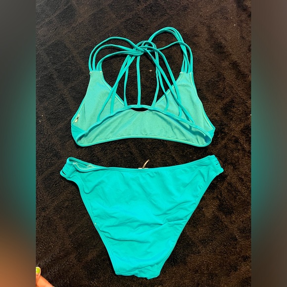 Bikini - Picture 3 of 3